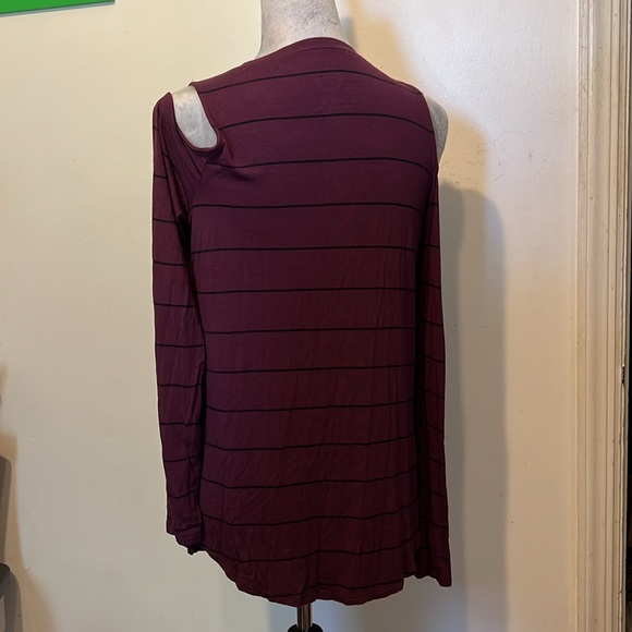 Cold Shoulder top - Picture 3 of 5